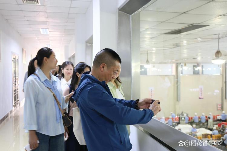 宜昌市文学创作班走进稻花香开展培训采风活动